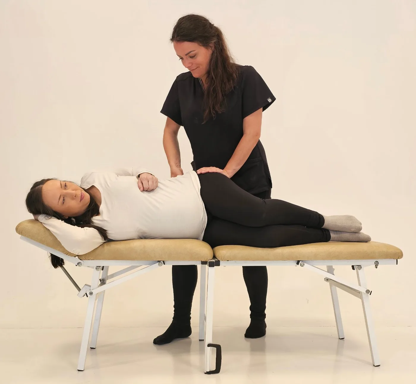 Sara Nordanger behandler en gravid pasient i sideleie