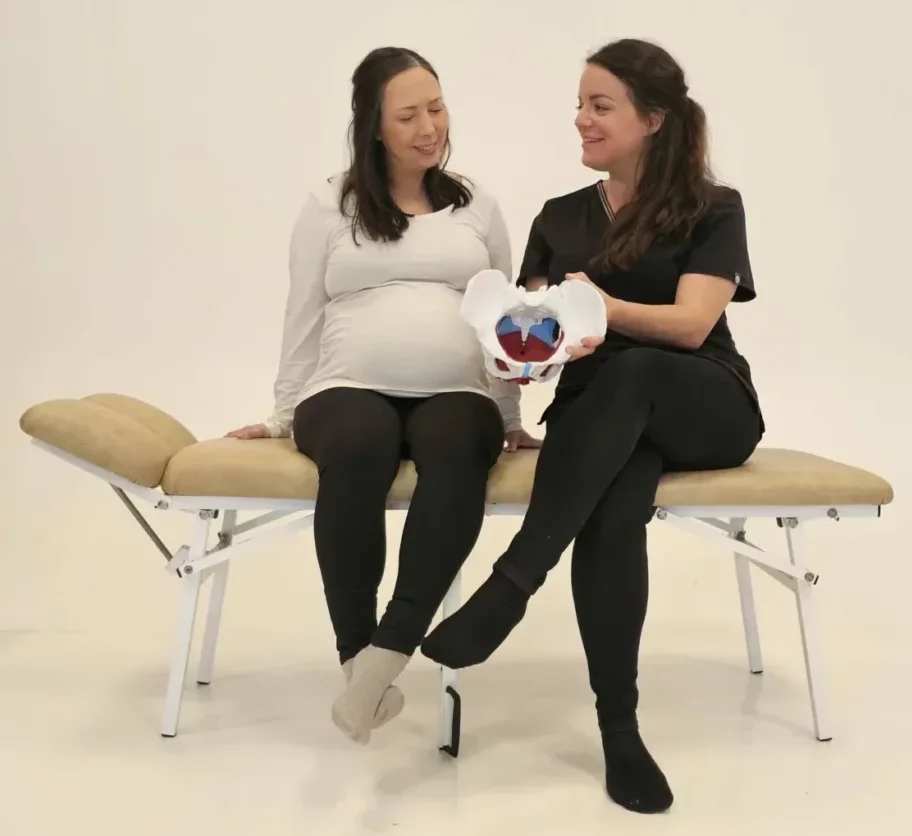 Sara Nordanger viser en bekkenmodell til en gravid pasient